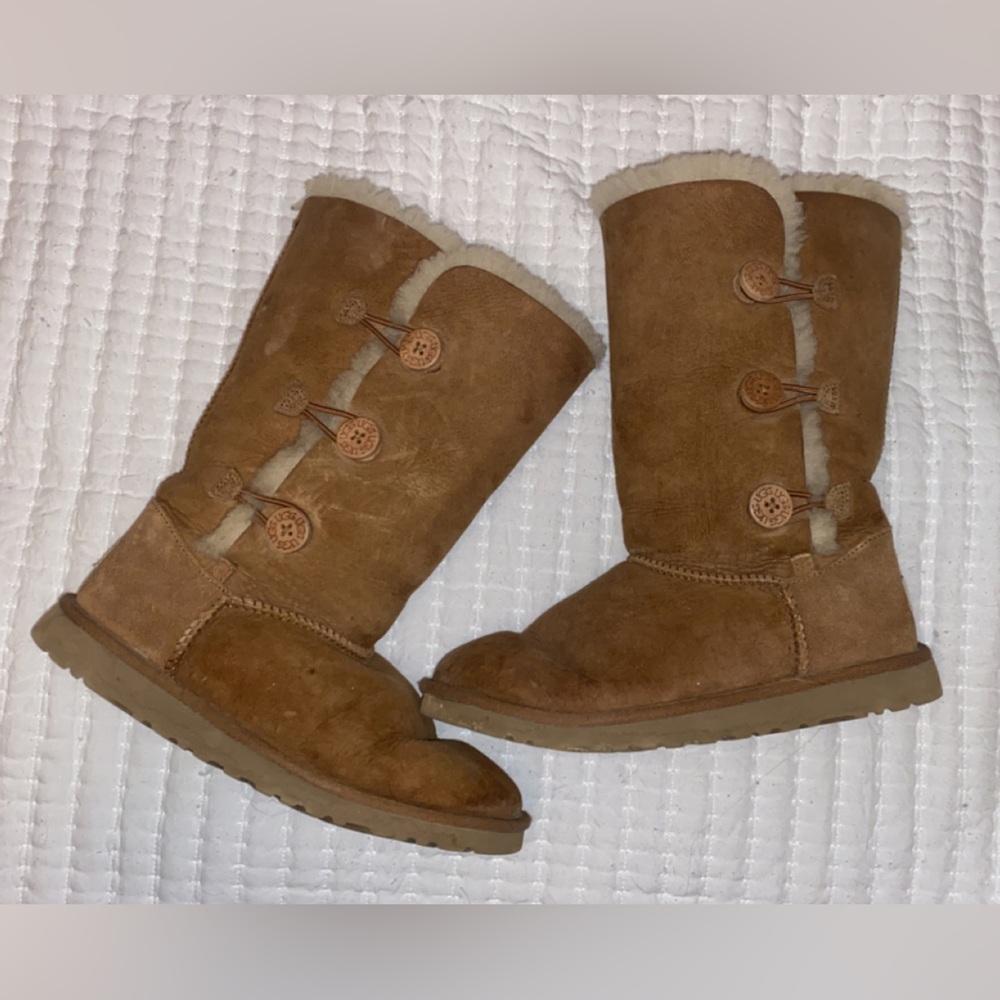 Chestnut Bailey button Uggs boots
